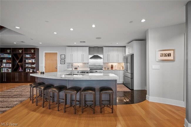 Building Photo - 701 W Lakeside Ave