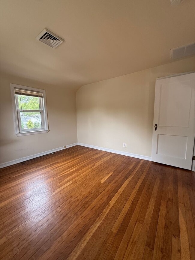 Building Photo - 1 bedroom | 1 bath - Oaklyn, NJ - Nice Quiet Neighborhood