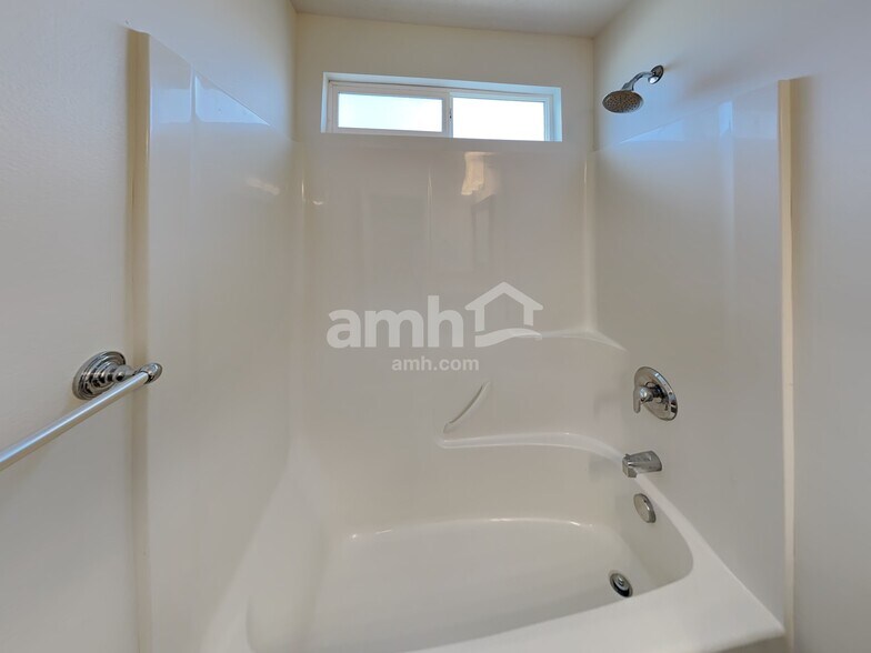 Building Photo - 2075 Ficus Way