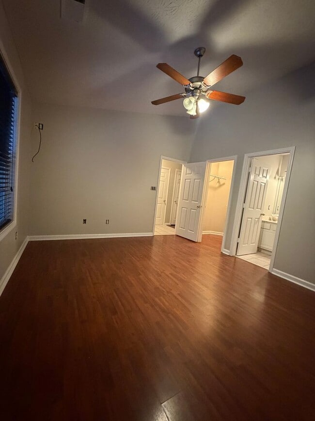 Building Photo - 3 Bedroom Available Now!