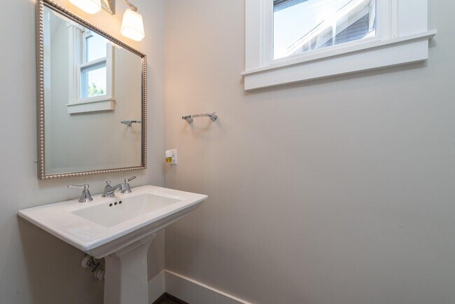 Building Photo - 734 Allston St