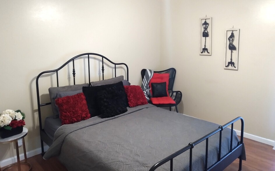 Building Photo - 8702 Village Dr