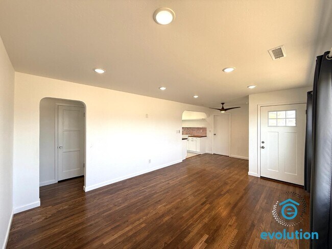Building Photo - 843 Grove Ave