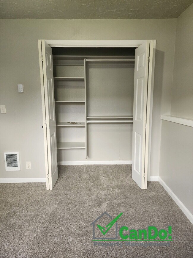 Building Photo - Newly remodeled 2 bedroom, 1 bathroom apartment in Blackfoot with Fiber Internet- Available in Oc...