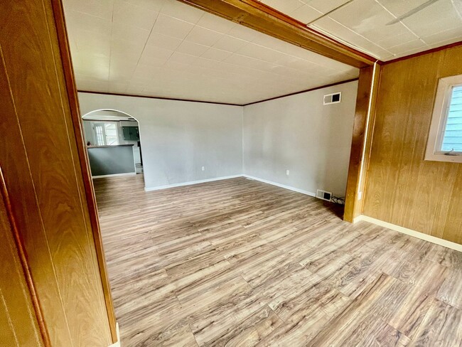 Building Photo - 2 Bed 2 Bath- Beaver Falls PA