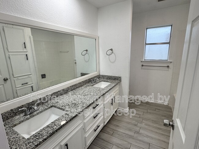 Building Photo - 2708 Hilldale Blvd