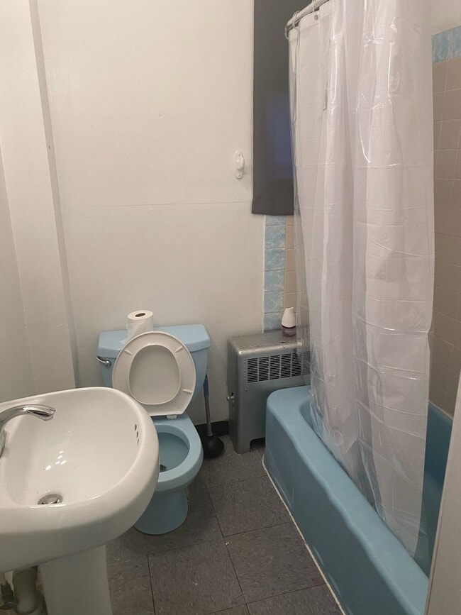 Building Photo - Spacious Rooms! W/D! Available Now!