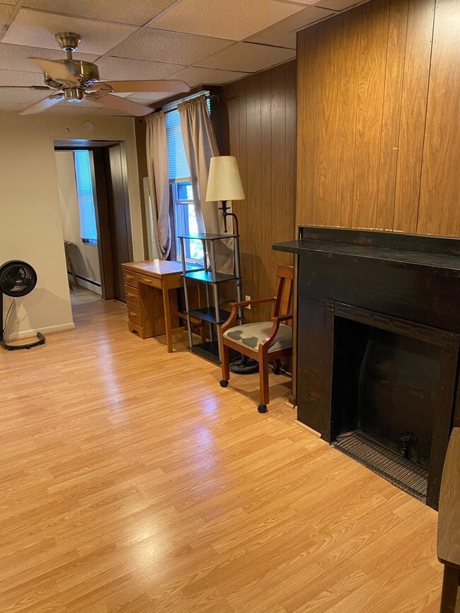 Building Photo - Fully Furnished 2 room efficiency