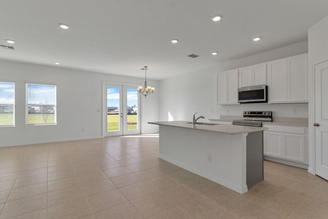 Building Photo - Like-New Ashton Woods Spacious 5BR 4BA, Prime Location Near I-4!