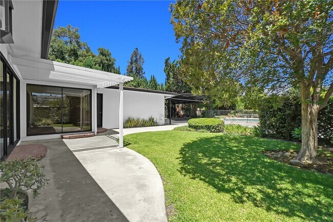 Building Photo - 325 W Le Roy Ave