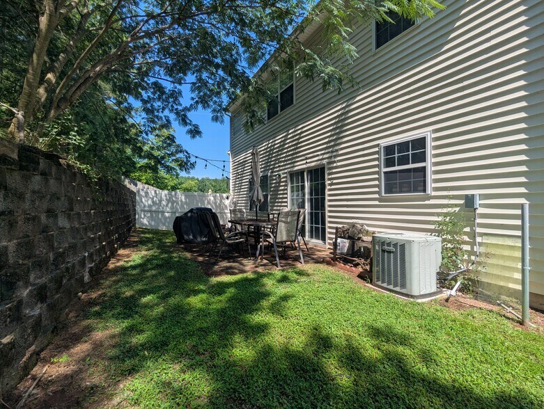 Building Photo - 1806 Raj Dr