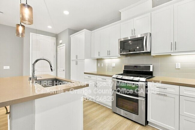 Building Photo - 208 El Paseo