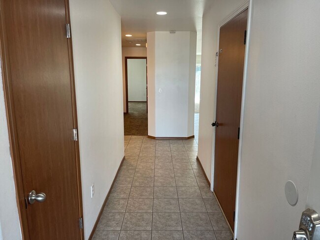 Building Photo - 1013 N Pierce Dr