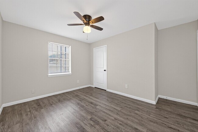 Building Photo - 427 Hollyvale Dr