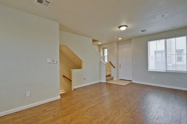 Building Photo - Sought-after Multi-level Home Near Great Mall!