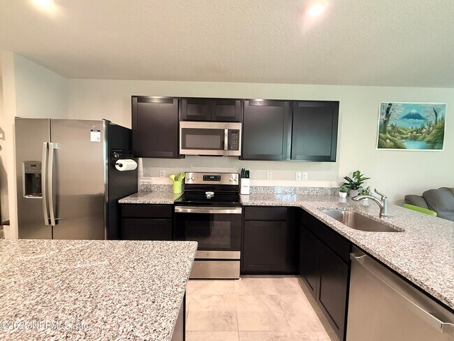 Building Photo - 5885 Creekside Crossing Dr