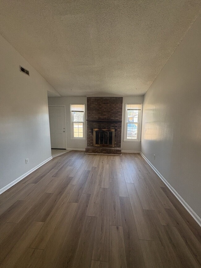 Building Photo - 103 Pine Crest Dr