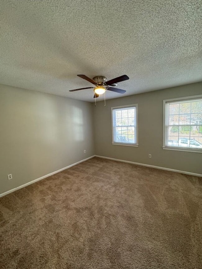 Building Photo - Great Location ! This 2 bedrooms, 1.5 bath townhome is conveniently located in Greer close to sho...