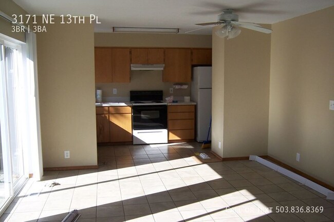 Building Photo - Three Bedroom Duplex Unit Only Blocks from...