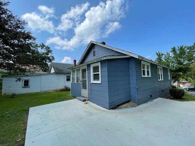 Building Photo - Adorable South Hill Charmer Waiting for YOU!