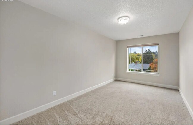 Building Photo - 8826 SW Spruce St