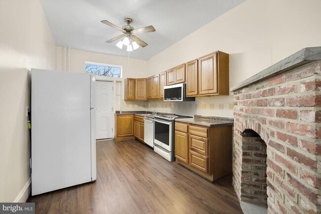 Building Photo - 616 11th St NE