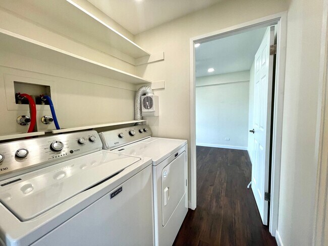 Building Photo - Stunning 2BR/1.5 BA Canal-View Condo – Mar...