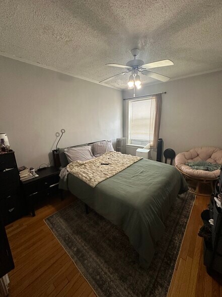 master bed (fits king) - 4036 N Mozart St