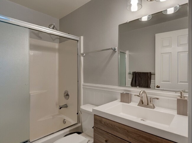 Building Photo - Recently Updated 3 Bedroom and 3 Bath Town...