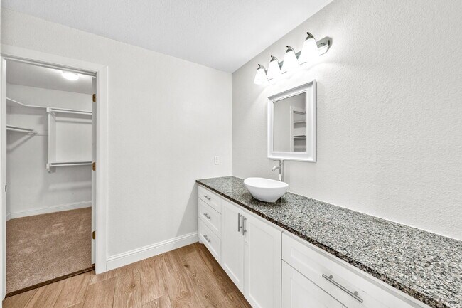 Building Photo - "Charming 3-Bed, 2-Bath Denison Home with Elegant Granite Countertops!"