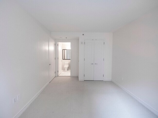 Building Photo - 583 Washington St