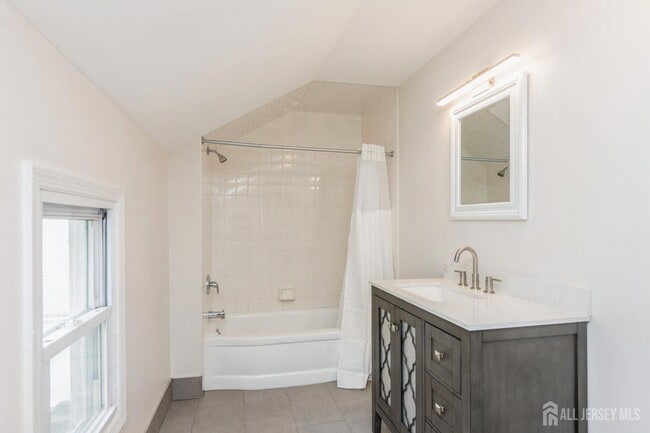 Building Photo - 176 Manalapan Rd