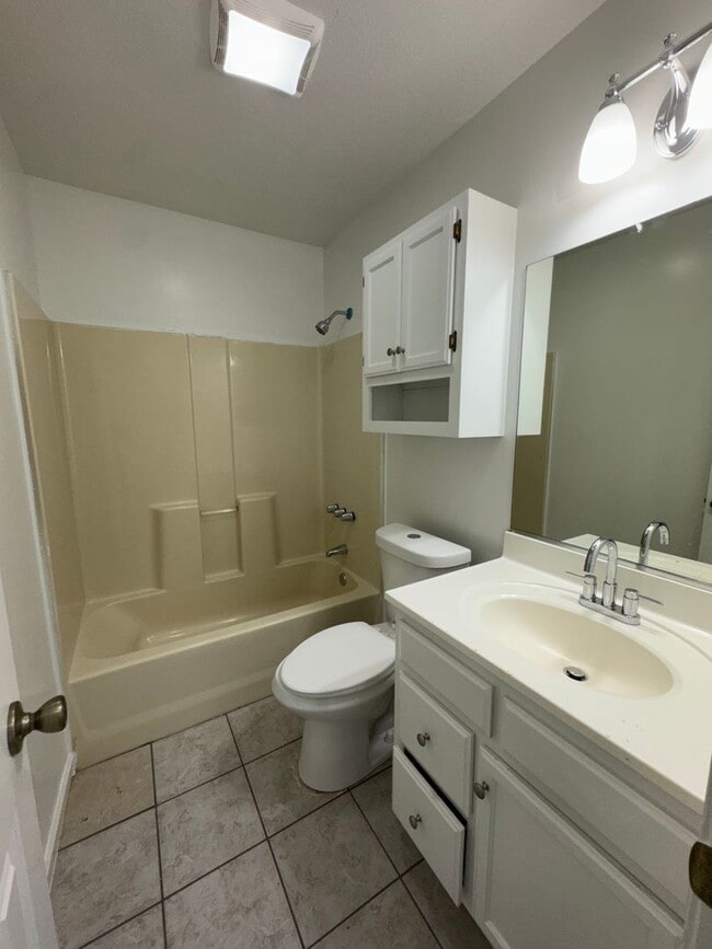 Building Photo - 2 BED / 1 Bath Apartment in Truman.  READY NOW!