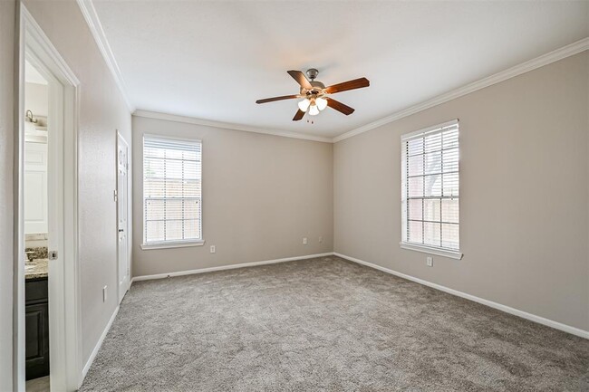 Building Photo - 2255 Braeswood Park Dr