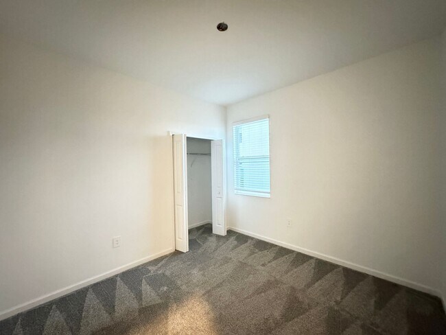 Building Photo - Rare find In-Law suite Home! Single family house with Separate entry and kitchen, laundry set!