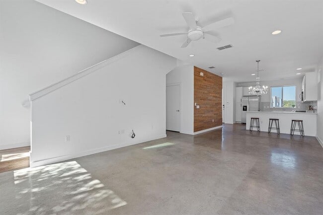 Building Photo - 801 N Bluff Dr