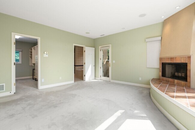 Building Photo - 225 Kenrick St