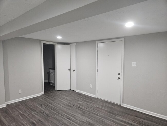 Building Photo - 1305 St Lawrence River Rd