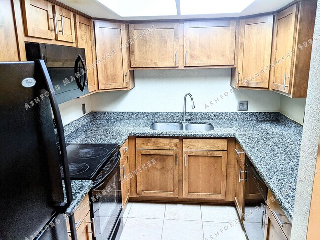 Building Photo - COMING SOON! 3 BEDROOM 3 BATH END UNIT TOW...