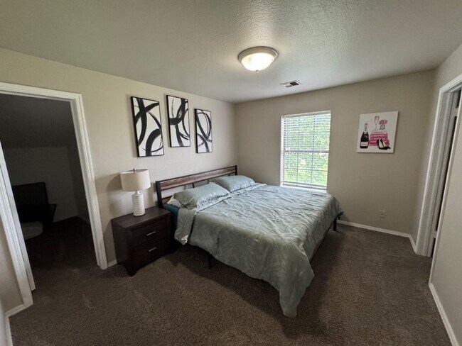 Building Photo - 3-bedroom Condo in Quail Springs area, fully furnished! You only pay Electric and Internet!