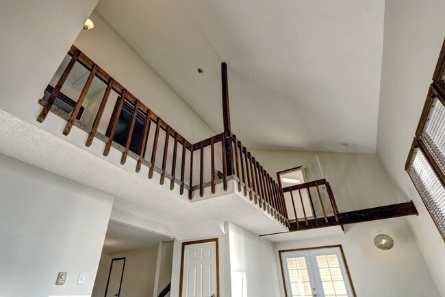 Building Photo - Unique, Rustic, and Spacious Living! Walk ...