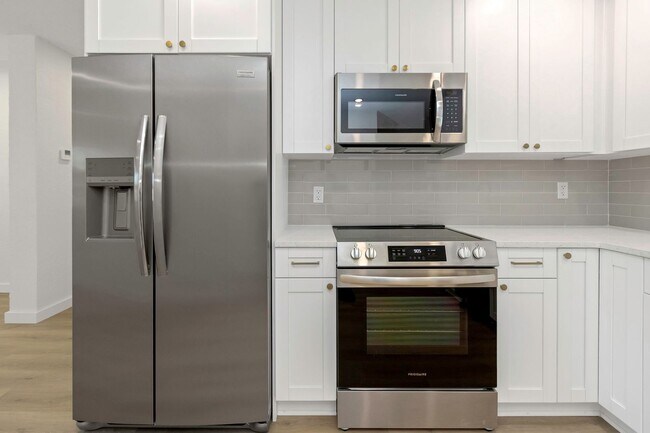 Building Photo - 2710 Boca Ciega Dr N