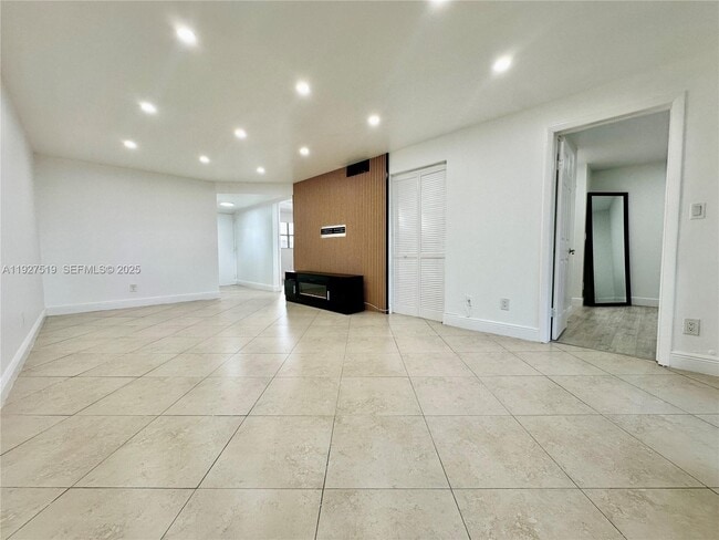 Building Photo - 3470 Foxcroft Rd