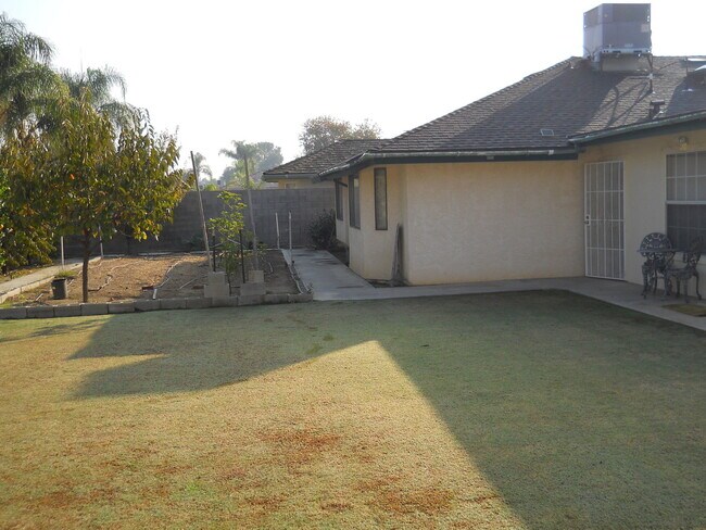 Building Photo - Beautiful Home in Wasco with Solar!!