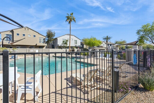 Building Photo - Gorgeous Condo