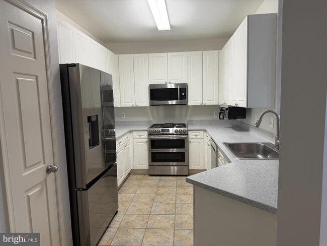 Building Photo - 8181 Carnegie Hall Ct