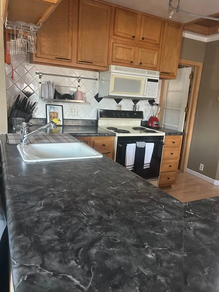 Building Photo - 815 Cedar St