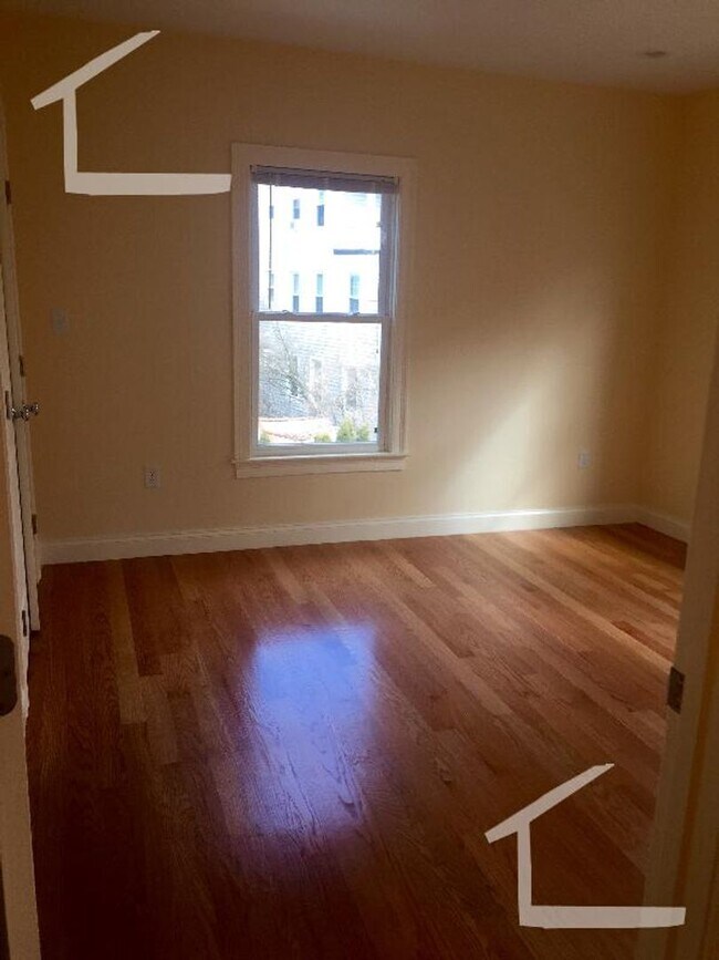 Building Photo - nice 4 bed in Newton