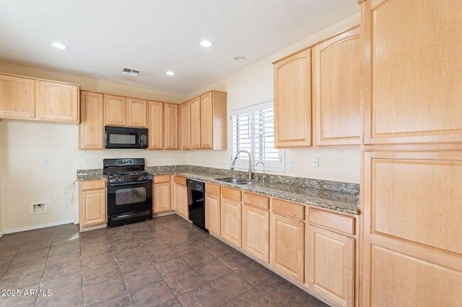 Building Photo - Lifestyle and convenience all in one!