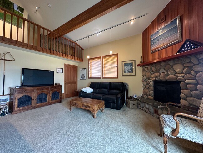 Building Photo - Lovely, furnished home with mountain views...